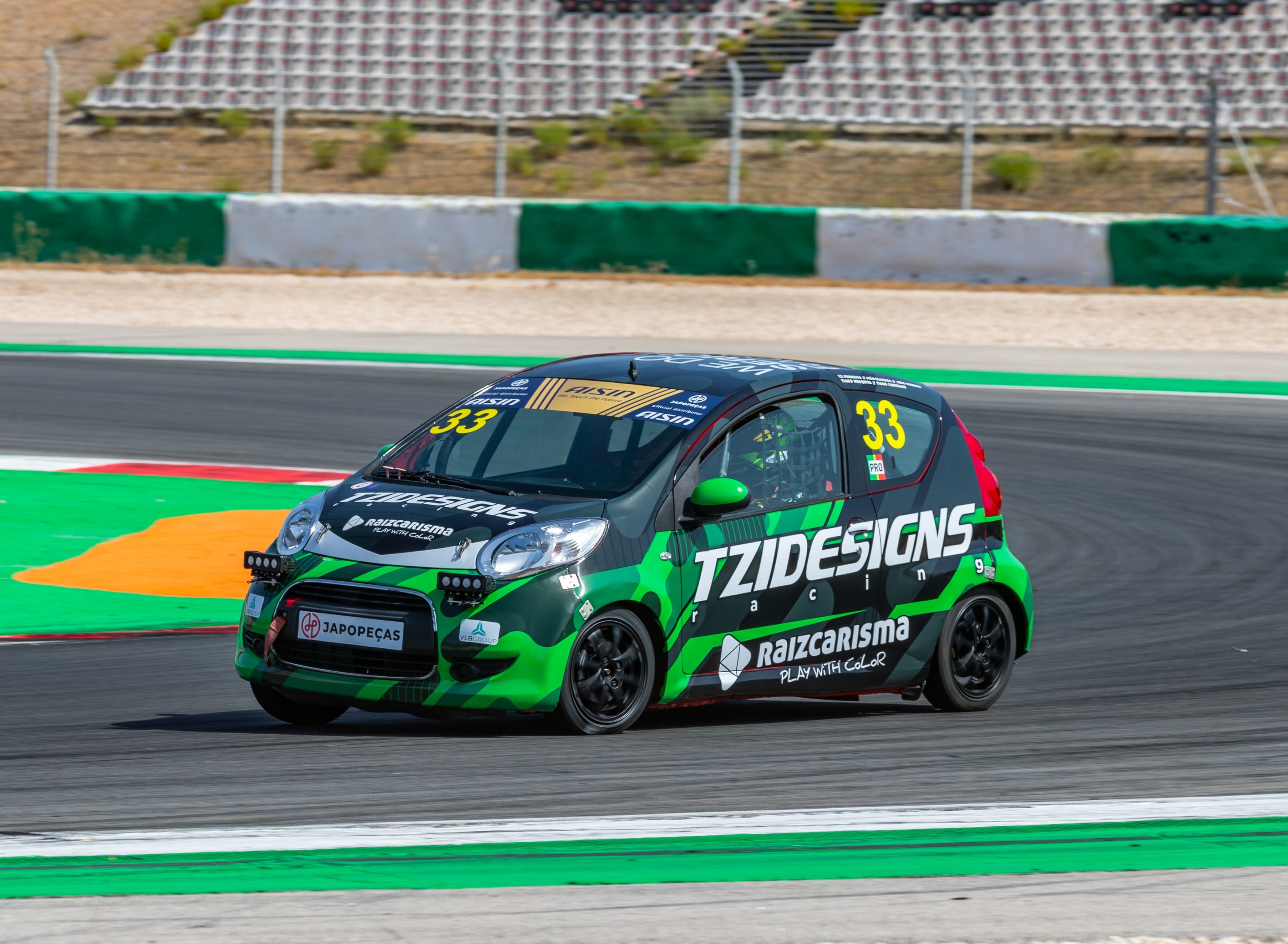Carro da equipa Tzidesigns Racing Team #33